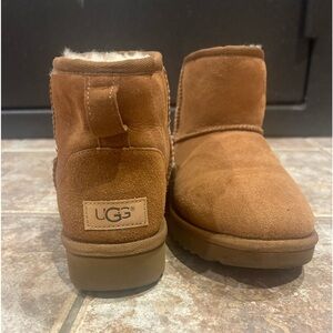 UGG minis size 6 barely worn